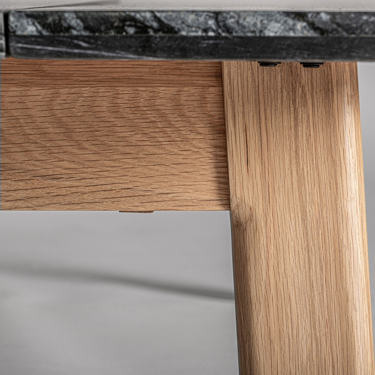 Table basse en marbre noir et chêne clair | Vical Nara | REMO-HOME, mobilier et décoration d'intérieur