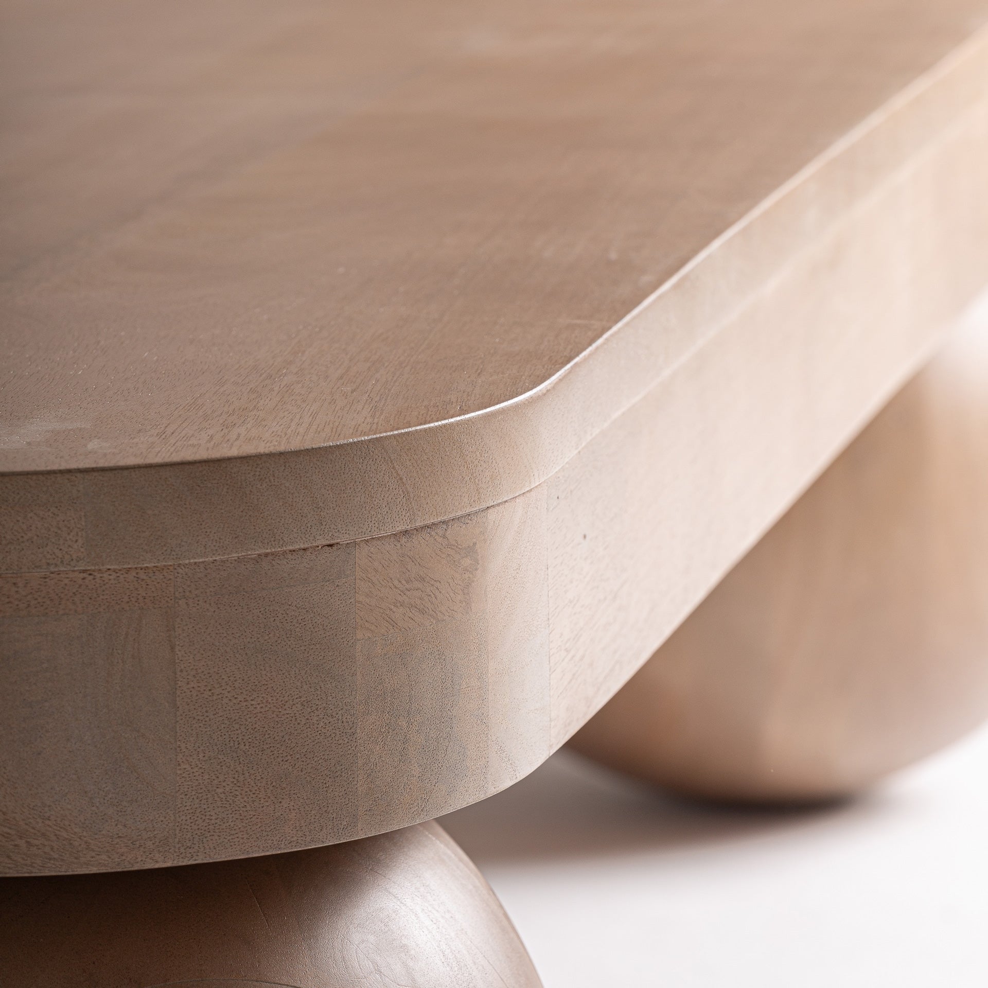 Table basse sculpturale ovale en bois de manguier | VICAL Bocksberg  | REMO-HOME, mobilier design et décoration d'intérieur