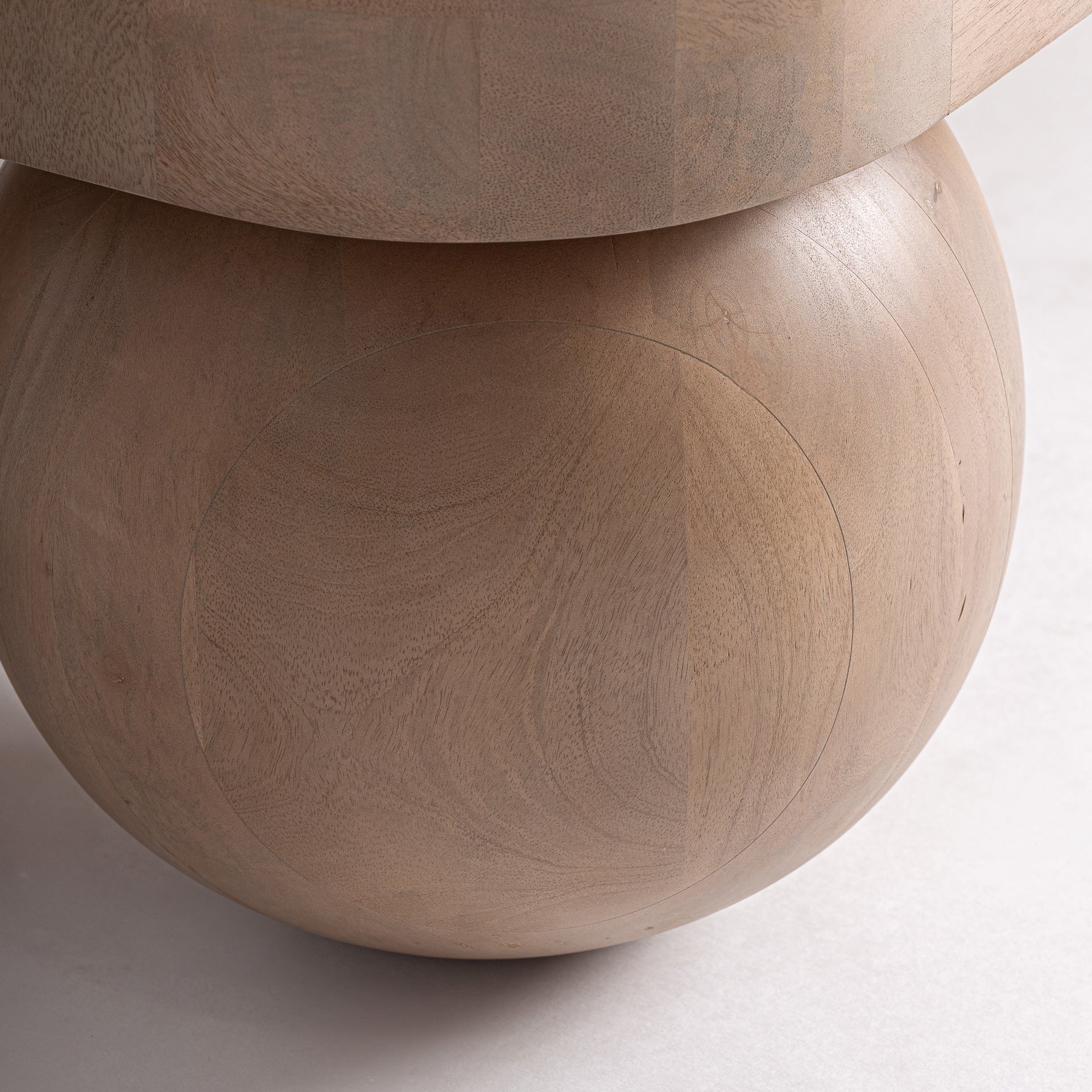 Table basse sculpturale ovale en bois de manguier | VICAL Bocksberg  | REMO-HOME, mobilier design et décoration d'intérieur