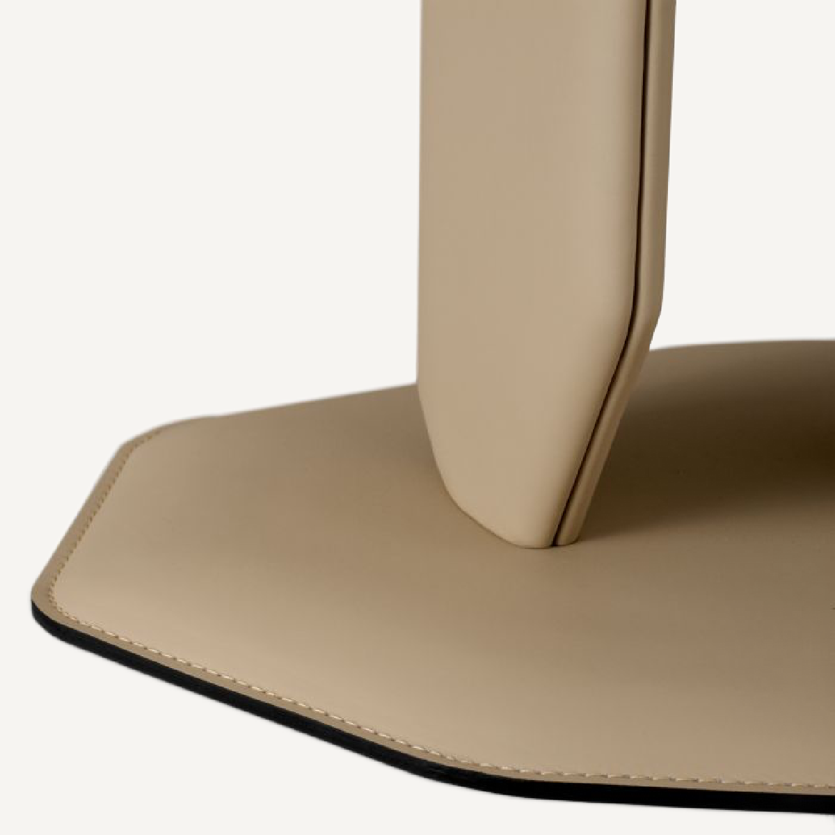 Table d'appoint en cuir cappuccino | Eichholtz Maurizio | REMO-HOME, mobilier et décoration d'intérieur
