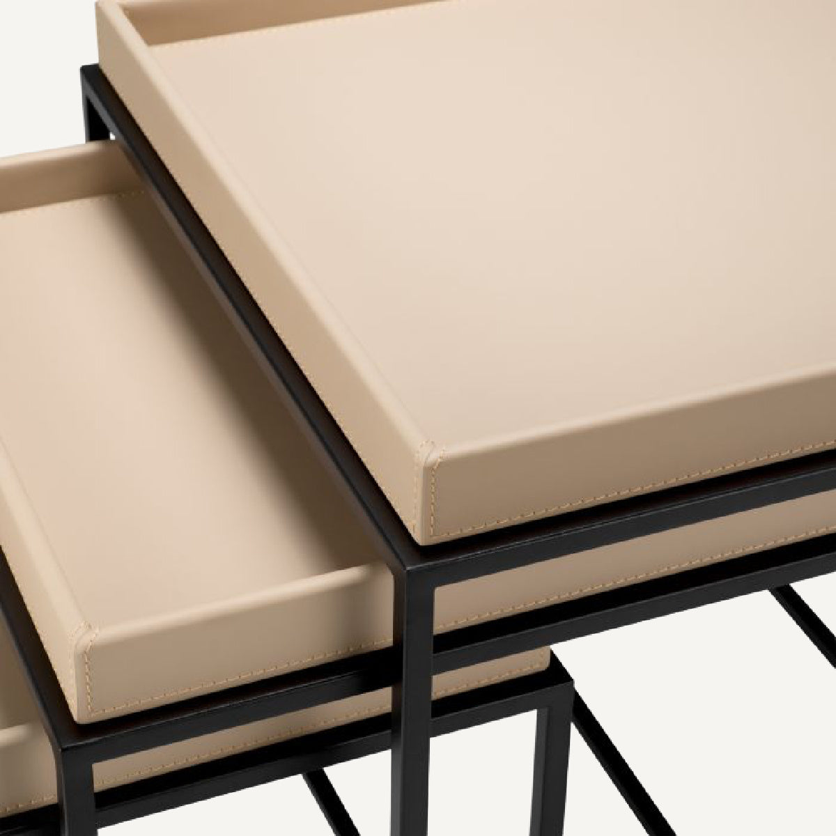 Table d'appoint en cuir crème (lot de 3) | Eichholtz Leonard | REMO-HOME, mobilier et décoration d'intérieur