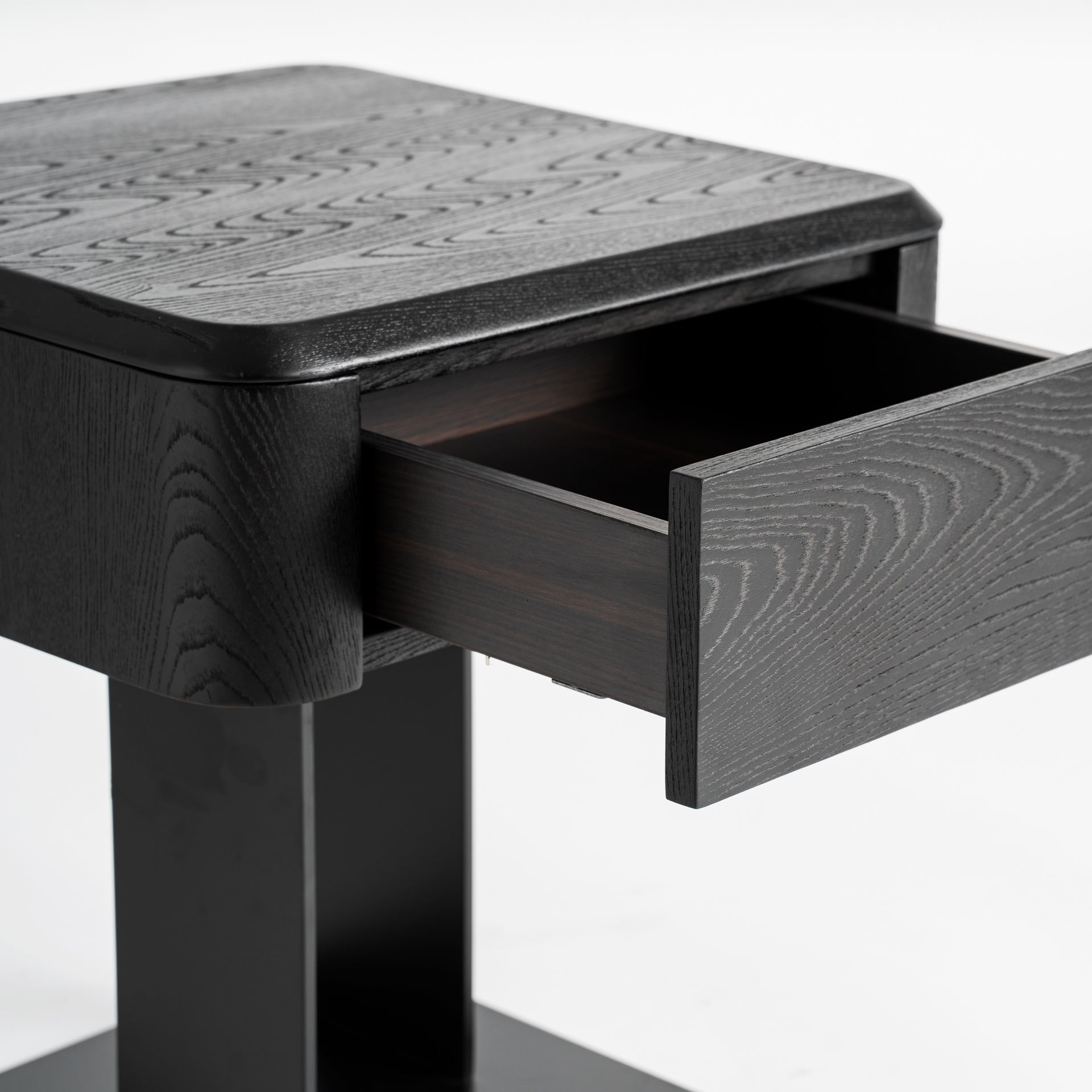 Table de chevet orme fer noir minimaliste | VICAL Caiza | REMO-HOME, mobilier design et décoration d'intérieur