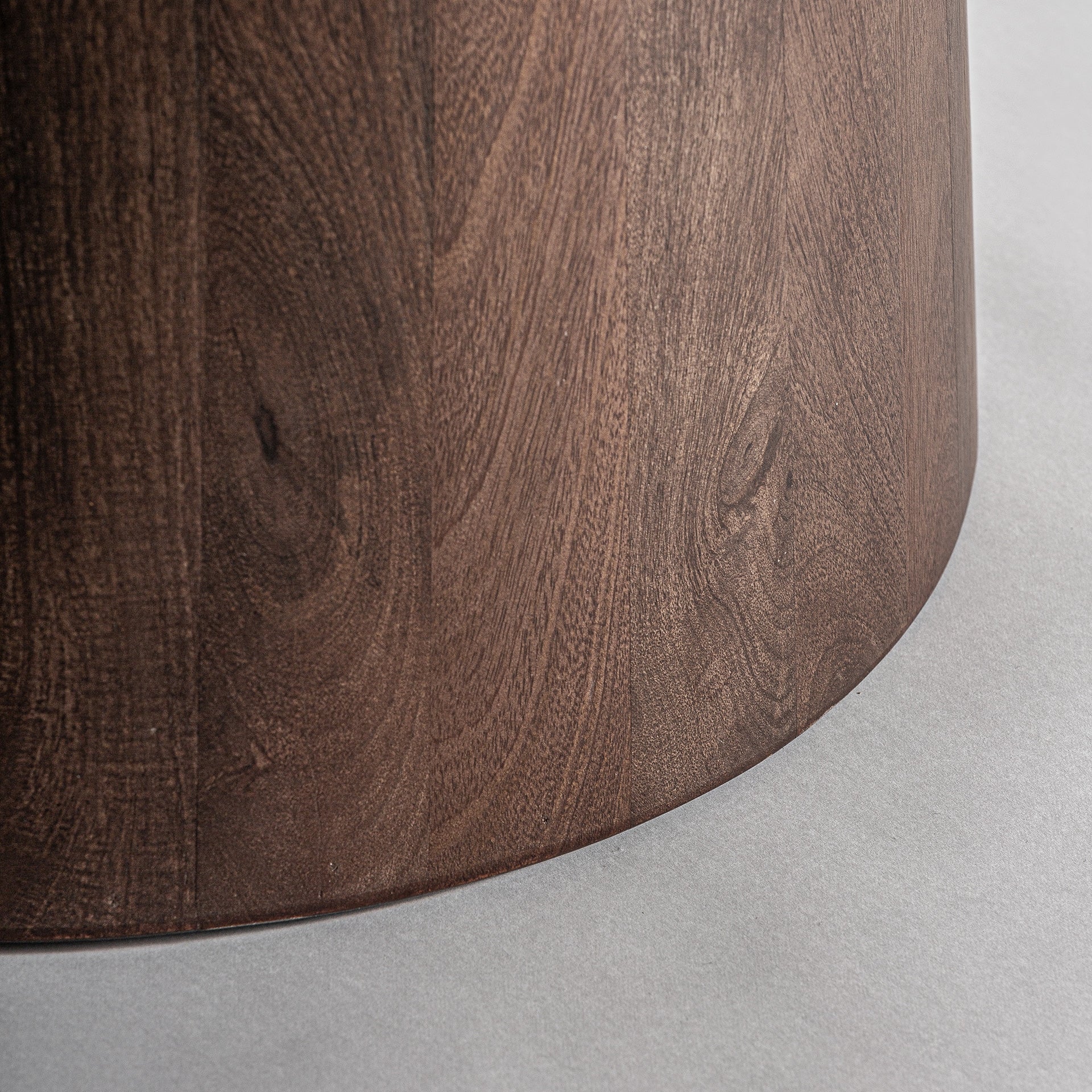 Table de salle à manger ronde en travertin beige et bois | VICAL Varzi | REMO-HOME, mobilier design et décoration d'intérieur