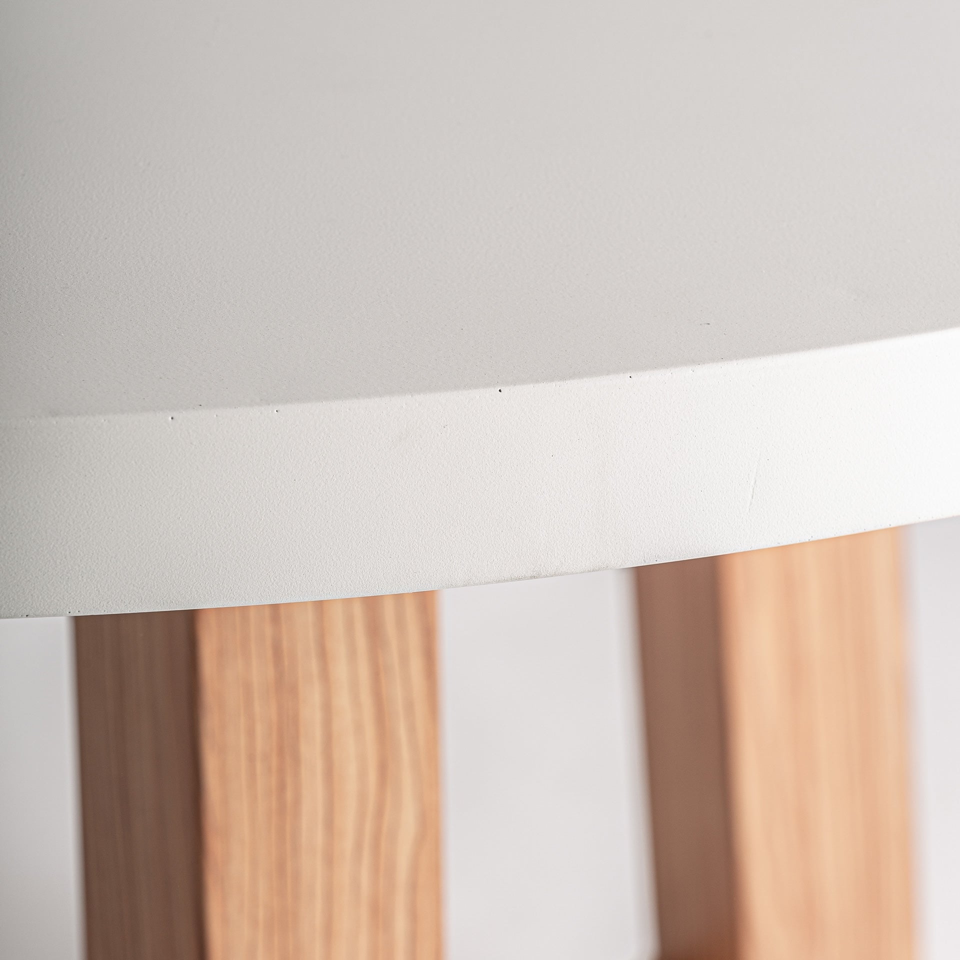 Table de salon ronde béton blanc cassé aluminium | VICAL Koshena  | REMO-HOME, mobilier design et décoration d'intérieur