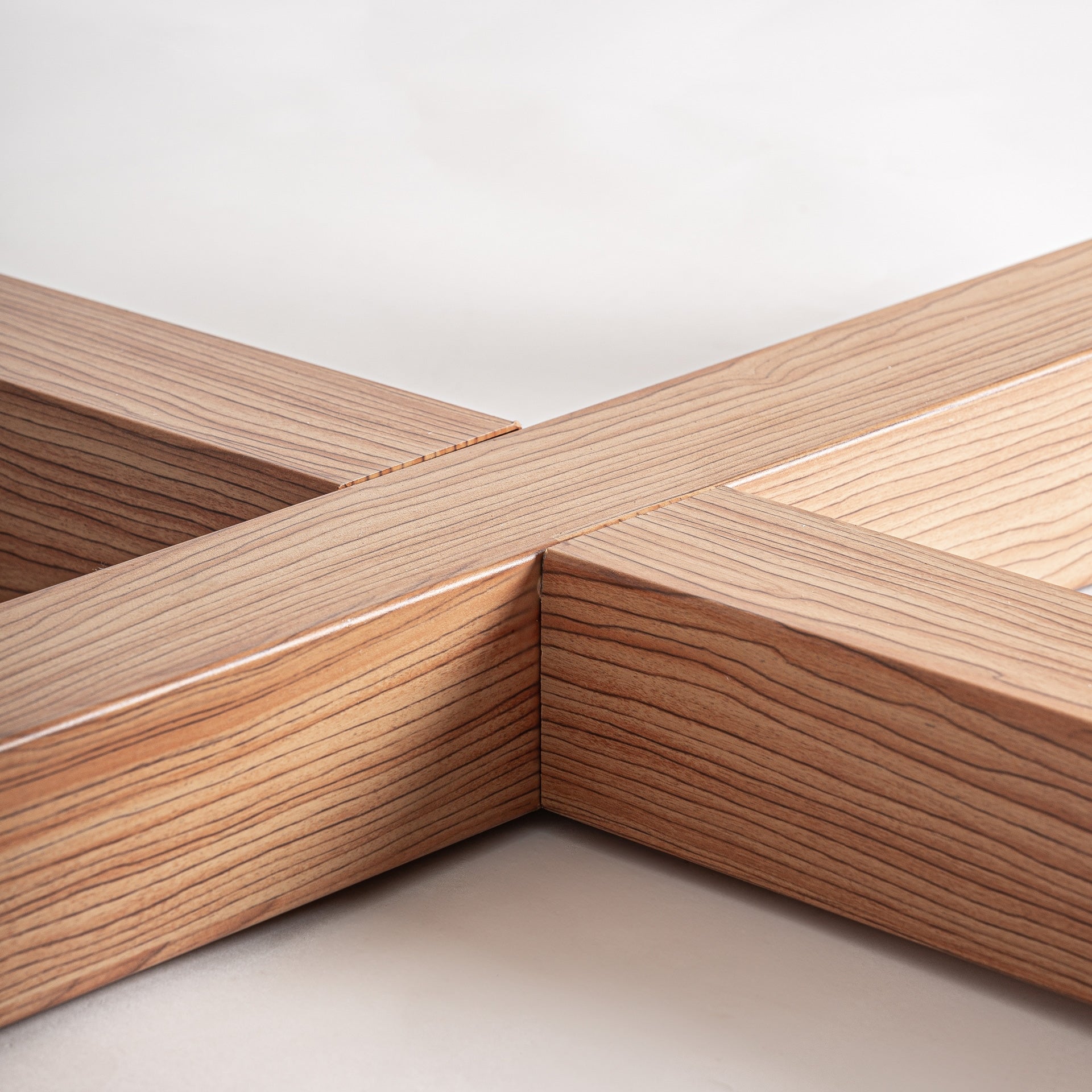 Table de salon ronde béton blanc cassé aluminium | VICAL Koshena  | REMO-HOME, mobilier design et décoration d'intérieur