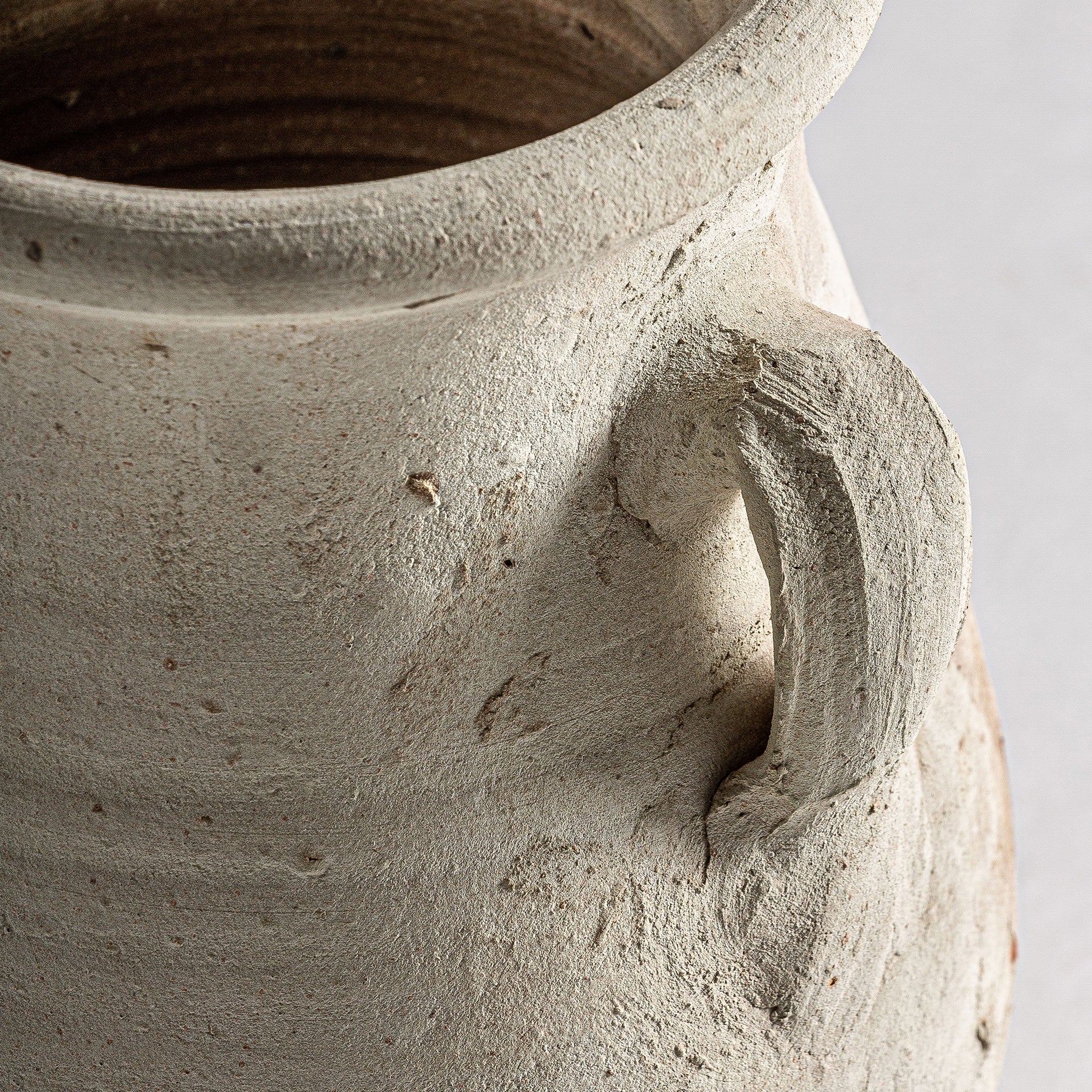 Vase argile crème vieilli artisanal 30 cm | VICAL Kansara | REMO-HOME, mobilier design et décoration d'intérieur