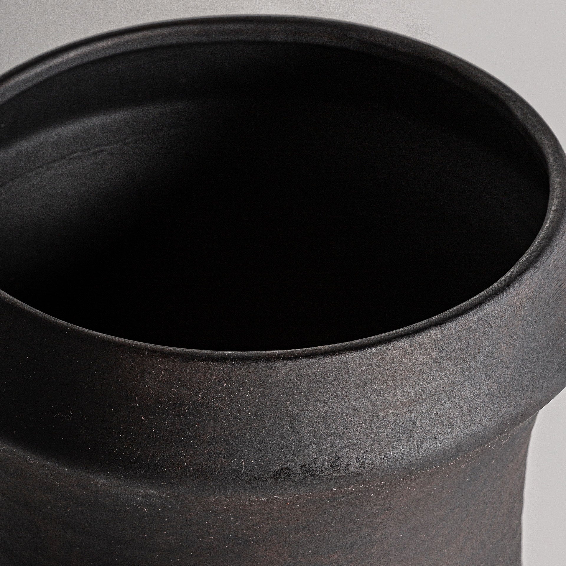 Vase céramique noir mat silhouette élancée 47 cm | VICAL Nohae | REMO-HOME, mobilier design et décoration d'intérieur