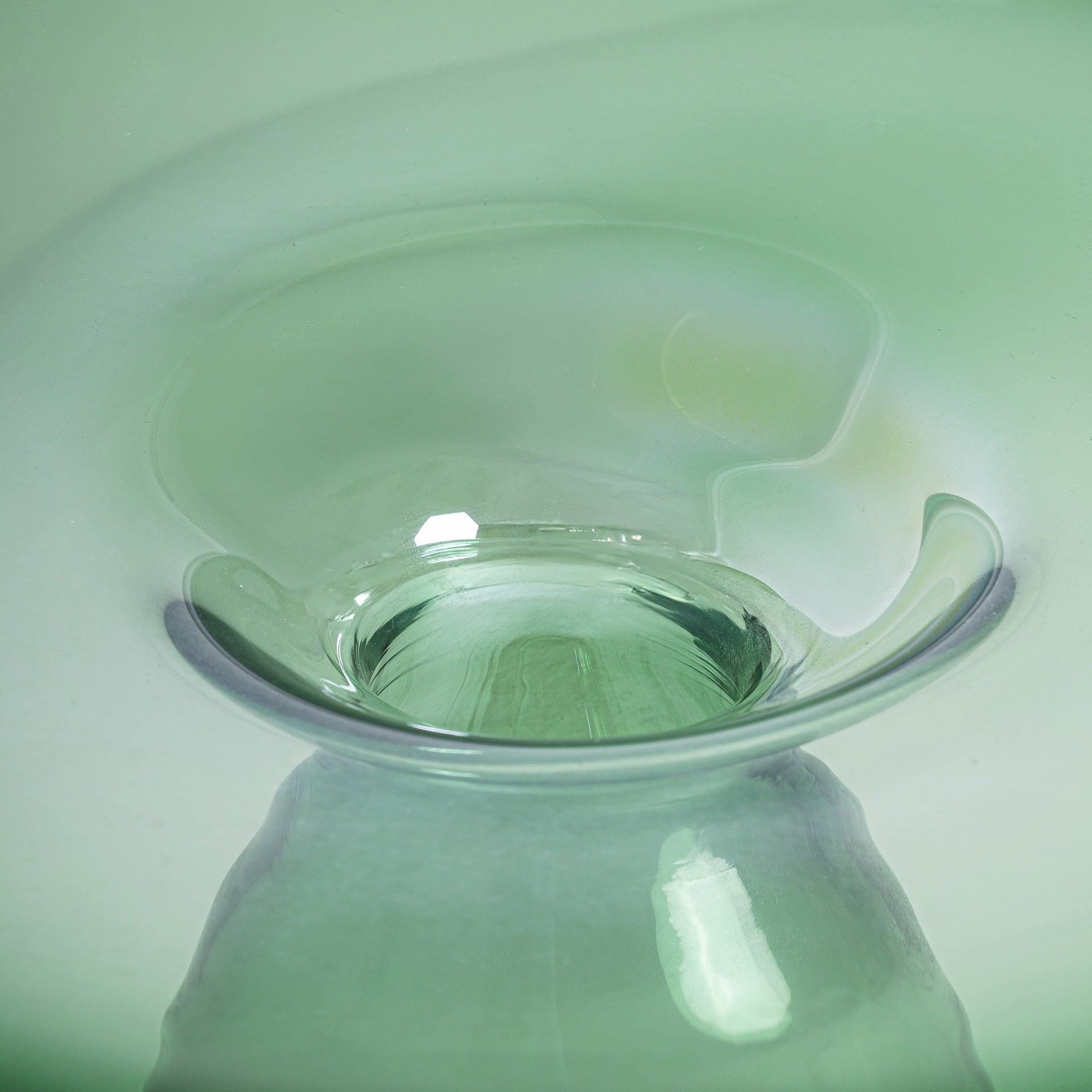 Vase en verre vert translucide 54cm | VICAL Akari | REMO-HOME, mobilier design et décoration d'intérieur