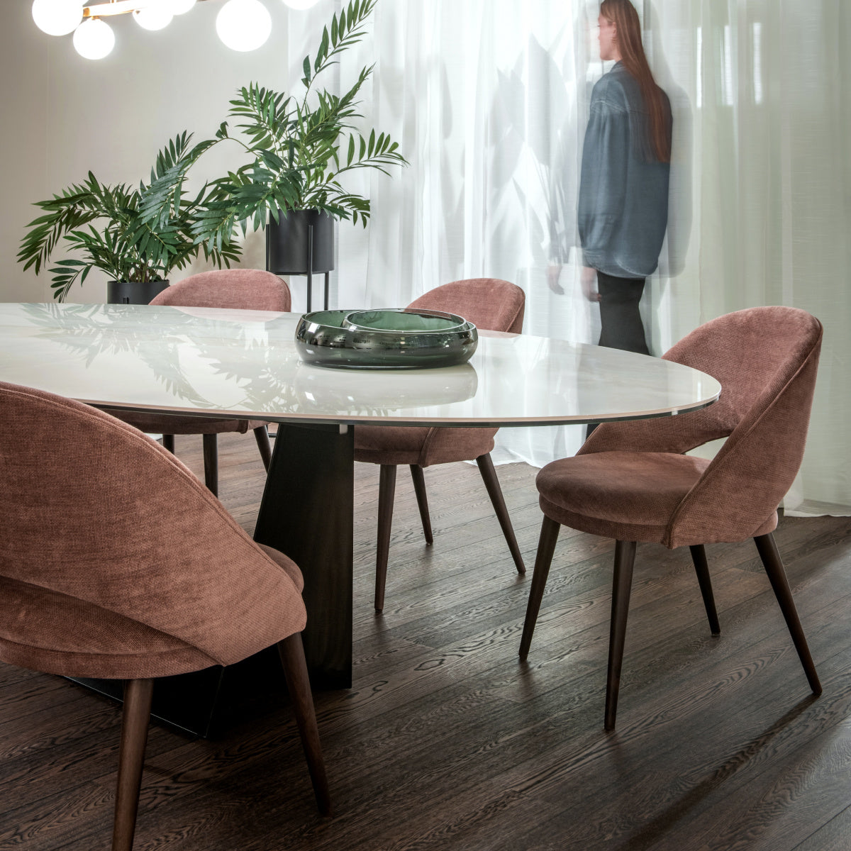 Table de salle à manger en céramique crème | Dôme Deco Amman | REMO, mobilier et décoration d'intérieur