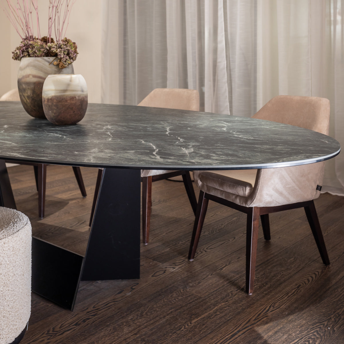 Table de salle à manger en céramique verte | Dôme Deco Amman | REMO, mobilier et décoration d'intérieur